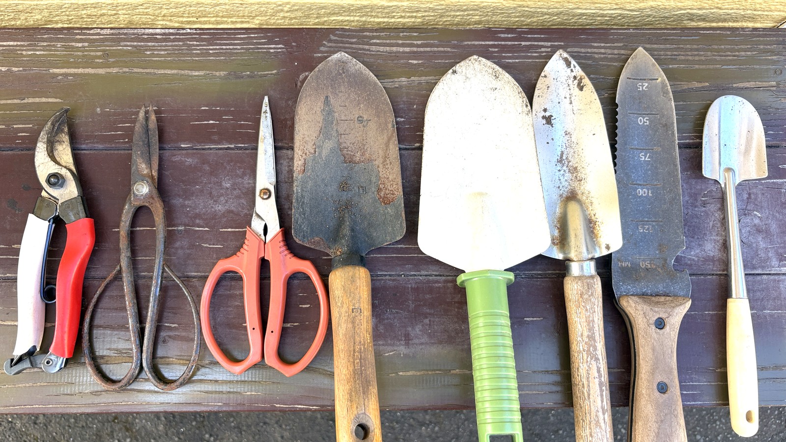 庭仕事の道具一式（剪定ばさみ・刈込ばさみ・移植ごて）を並べたところ